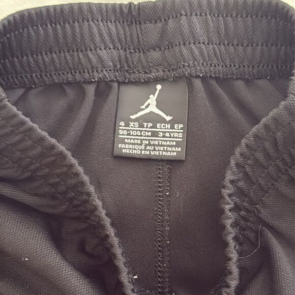 Boys Jordan Shorts - Picture 2 of 3